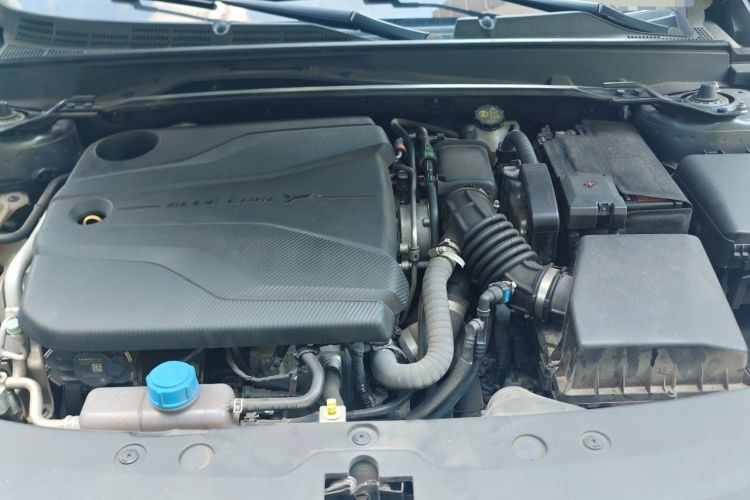 Used CHANGAN UNI-V 2022 1.5T Smart Navigation Version Engine Bay