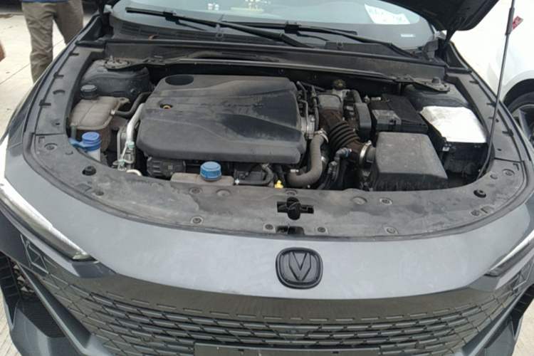Used CHANGAN UNI-V 2022 1.5T Prestige Version Engine Bay