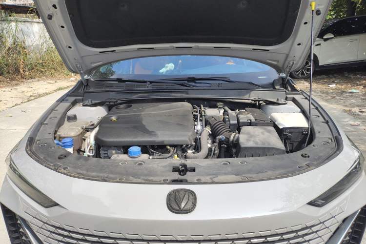 Used CHANGAN UNI-V 2022 1.5T Prestige Version Engine Bay