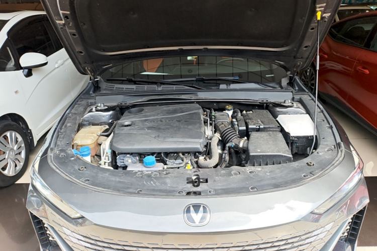 Used CHANGAN UNI-V 2022 1.5T Smart Navigation Version Engine Bay