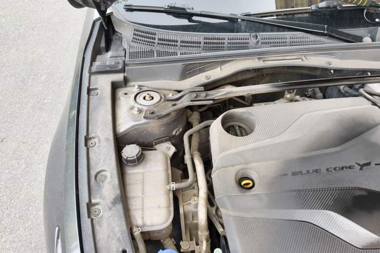 Used CHANGAN UNI-V 2022 1.5T Prestige Version Engine Bay Right
