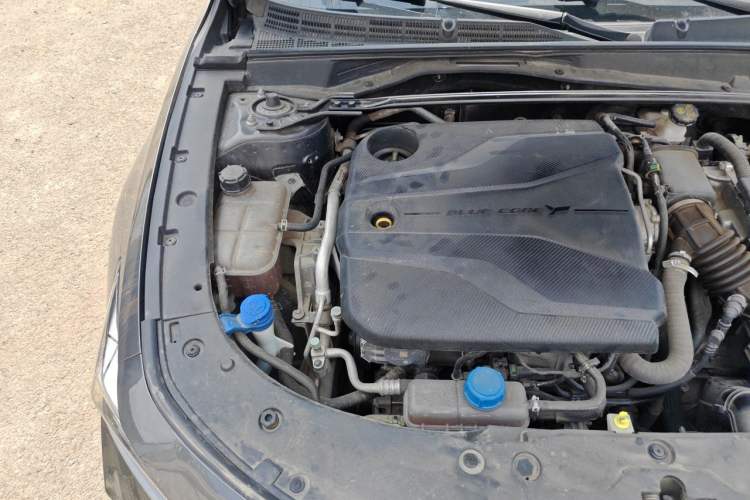 Used CHANGAN UNI-V 2022 1.5T Prestige Version Engine Bay Right