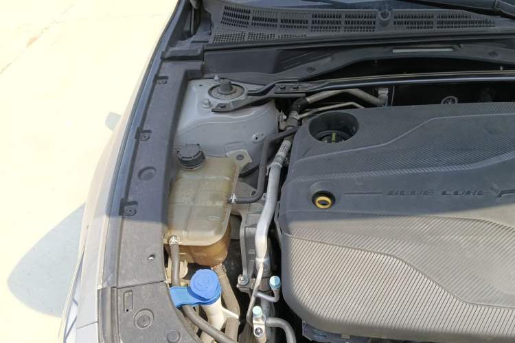 Used CHANGAN UNI-V 2022 1.5T Sport Edition Engine Bay Right