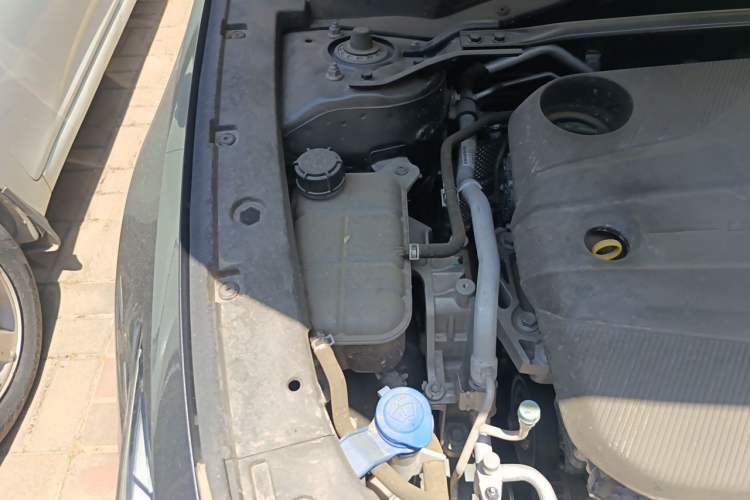 Used CHANGAN UNI-V 2022 1.5T Prestige Version Engine Bay Right