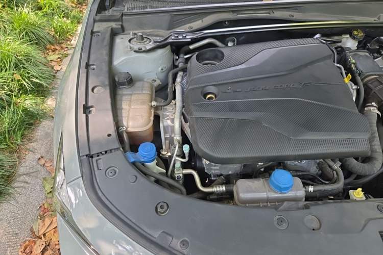 Used CHANGAN UNI-V 2022 1.5T Prestige Version Engine Bay Right