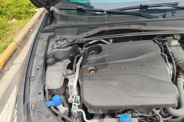 Used CHANGAN UNI-V 2022 1.5T Prestige Version Engine Bay Right