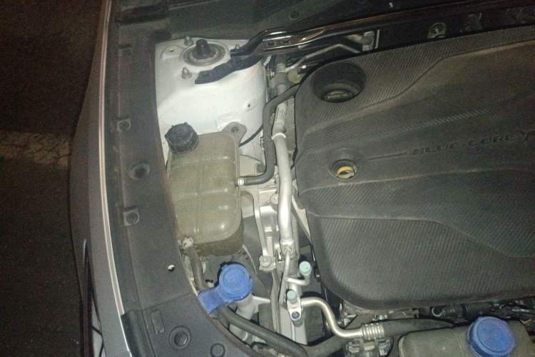 Used CHANGAN UNI-V 2022 1.5T Prestige Version Engine Bay Right