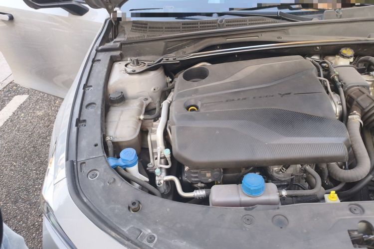 Used CHANGAN UNI-V 2022 1.5T Prestige Version Engine Bay Right