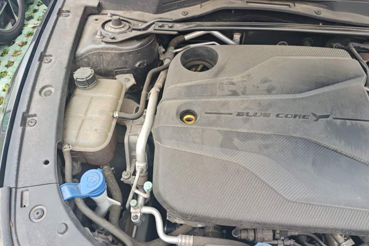 Used CHANGAN UNI-V 2022 1.5T Prestige Version Engine Bay Right