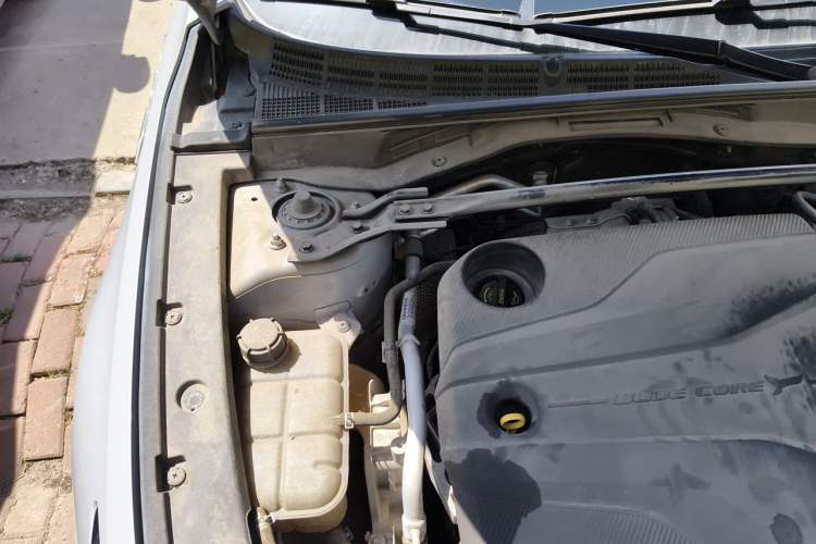 Used CHANGAN UNI-V 2022 1.5T Sport Edition Engine Bay Right