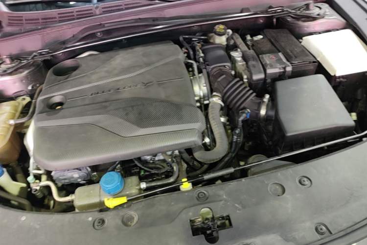 Used CHANGAN UNI-V 2022 1.5T Prestige Version Engine Bay