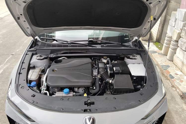 Used CHANGAN UNI-V 2022 1.5T Prestige Version Engine Bay