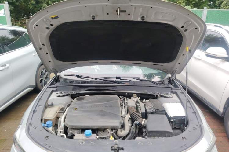 Used CHANGAN UNI-V 2022 1.5T Prestige Version Engine Bay