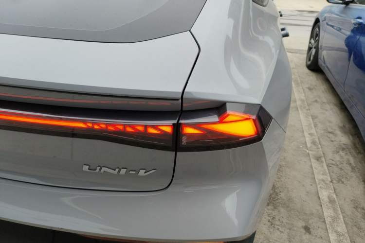 Used CHANGAN UNI-V 2022 1.5T Prestige Version Exterior 6