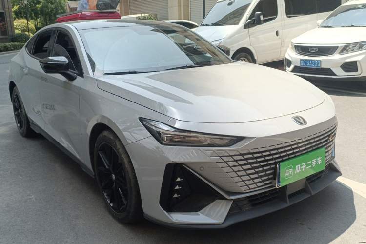 Used CHANGAN UNI-V 2022 1.5T Prestige Version Front Right 45 Deg