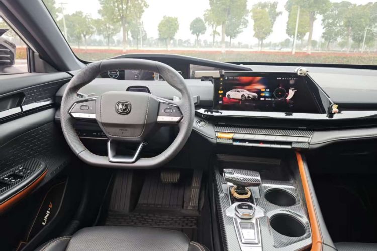Used CHANGAN UNI-V 2022 1.5T Prestige Version Interior 6