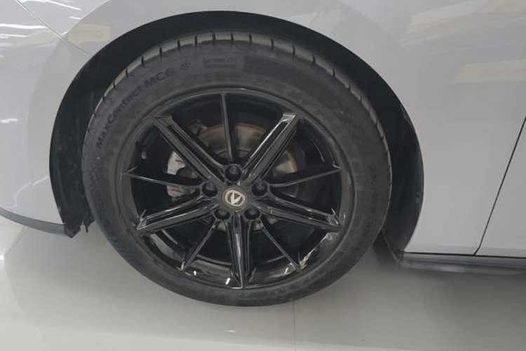 Used CHANGAN UNI-V 2022 1.5T Prestige Version Left Front Wheel Hub