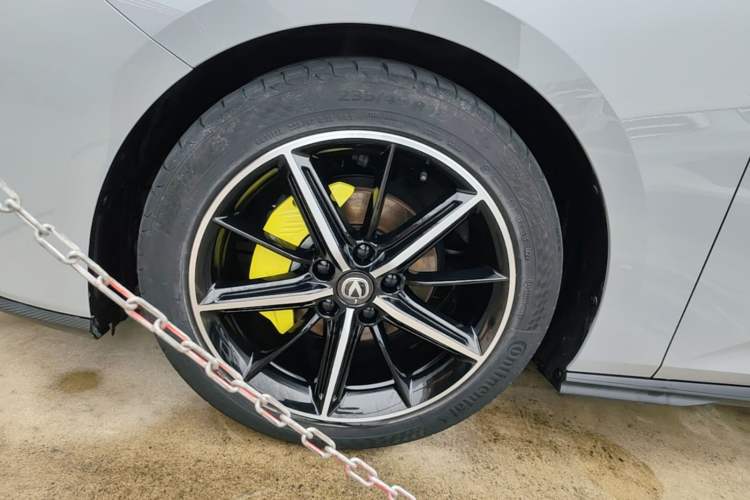 Used CHANGAN UNI-V 2022 1.5T Prestige Version Left Front Wheel Hub
