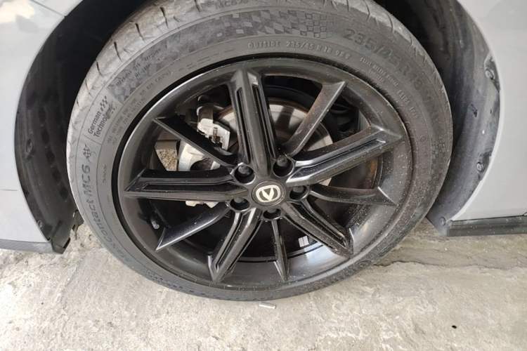 Used CHANGAN UNI-V 2022 1.5T Prestige Version Left Front Wheel Hub