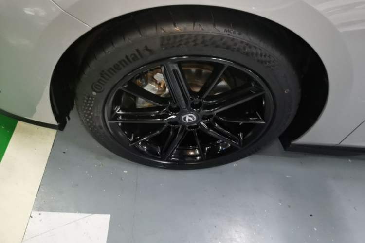 Used CHANGAN UNI-V 2022 1.5T Prestige Version Left Front Wheel Hub
