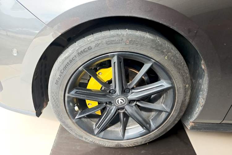 Used CHANGAN UNI-V 2022 1.5T Smart Navigation Version Left Front Wheel Hub