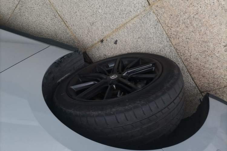 Used CHANGAN UNI-V 2022 1.5T Smart Navigation Version Left Front Wheel Hub