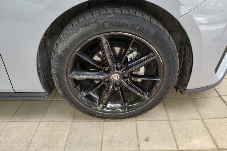 Used CHANGAN UNI-V 2022 1.5T Prestige Version Right Front Wheel Hub