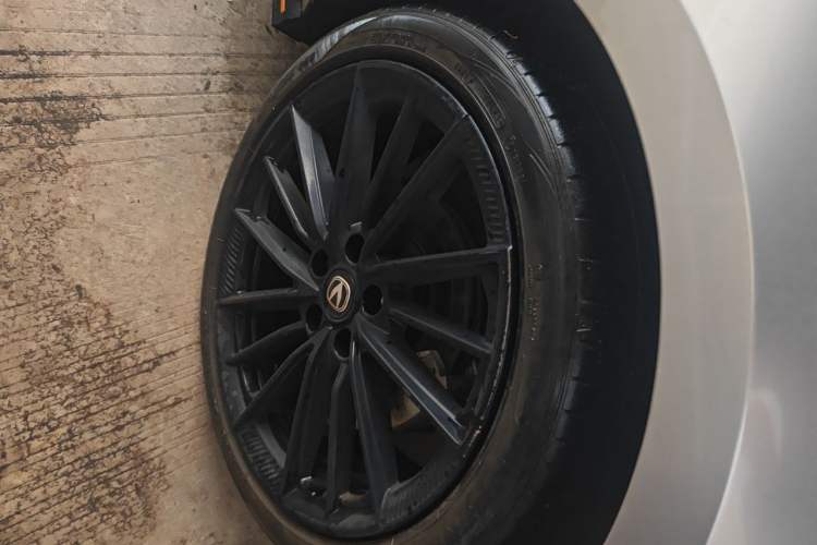 Used CHANGAN UNI-V 2022 1.5T Sport Edition Right Front Wheel Hub