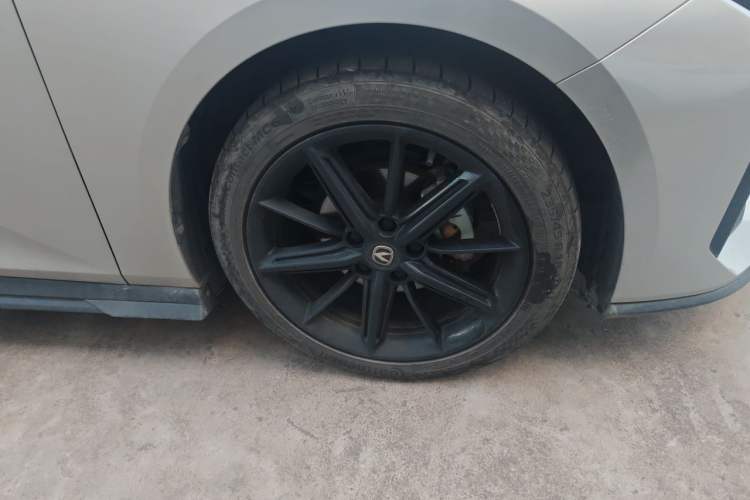 Used CHANGAN UNI-V 2022 1.5T Prestige Version Right Front Wheel Hub
