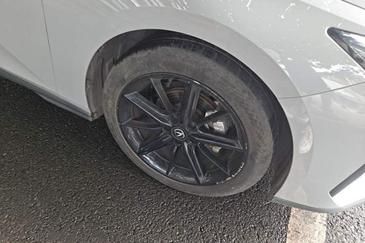 Used CHANGAN UNI-V 2022 1.5T Prestige Version Right Front Wheel Hub