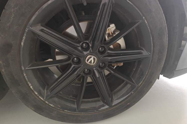 Used CHANGAN UNI-V 2022 1.5T Smart Navigation Version Right Front Wheel Hub