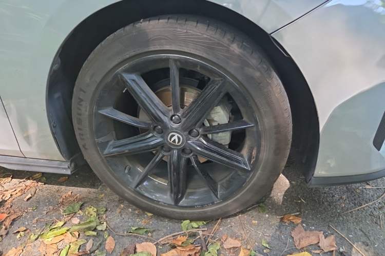 Used CHANGAN UNI-V 2022 1.5T Prestige Version Right Front Wheel Hub