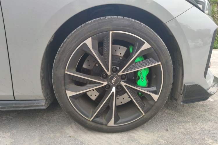 Used CHANGAN UNI-V 2022 1.5T Sport Edition Right Front Wheel Hub