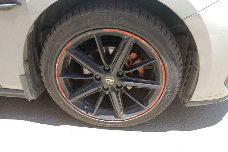 Used CHANGAN UNI-V 2022 1.5T Prestige Version Right Front Wheel Hub