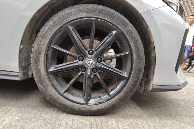 Used CHANGAN UNI-V 2022 1.5T Prestige Version Right Front Wheel Hub