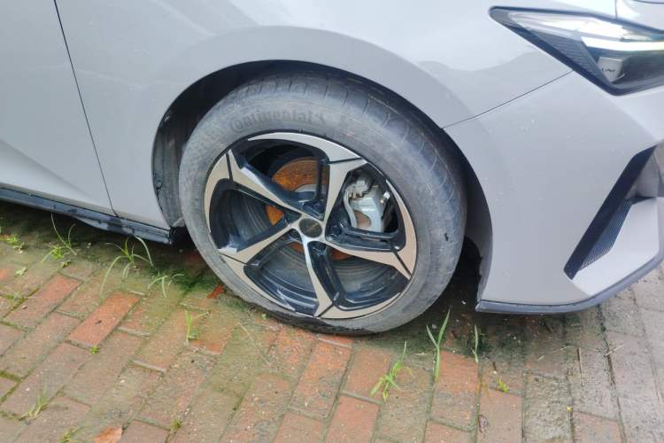Used CHANGAN UNI-V 2022 1.5T Prestige Version Right Front Wheel Hub