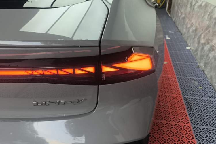 Used CHANGAN UNI-V 2022 1.5T Prestige Version Right Rear Taillight