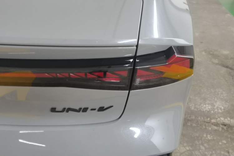 Used CHANGAN UNI-V 2022 2.0T Leading-Speed Edition Right Rear Taillight