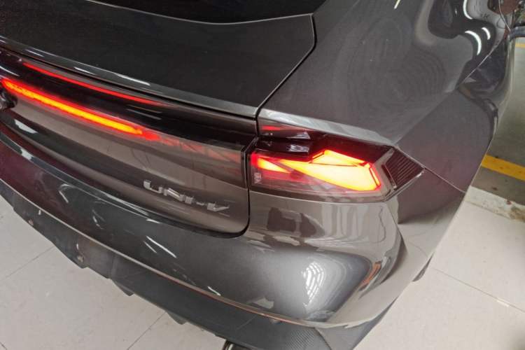 Used CHANGAN UNI-V 2022 1.5T Prestige Version Right Rear Taillight