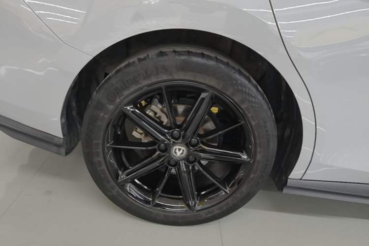 Used CHANGAN UNI-V 2022 1.5T Prestige Version Right Rear Wheel Hub
