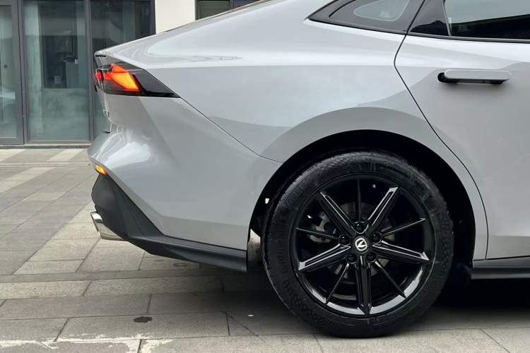 Used CHANGAN UNI-V 2022 1.5T Prestige Version Right Rear Wheel Hub