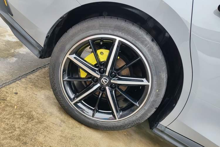 Used CHANGAN UNI-V 2022 1.5T Prestige Version Right Rear Wheel Hub