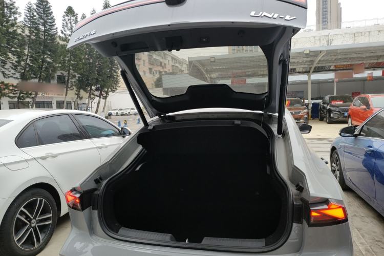 Used CHANGAN UNI-V 2022 1.5T Prestige Version Trunk
