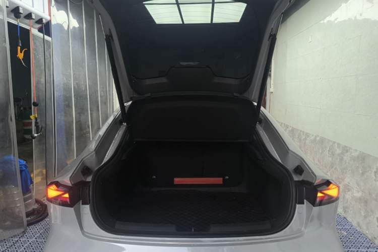Used CHANGAN UNI-V 2022 1.5T Prestige Version Trunk