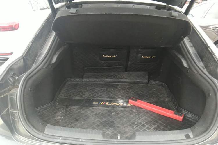 Used CHANGAN UNI-V 2022 1.5T Prestige Version Trunk