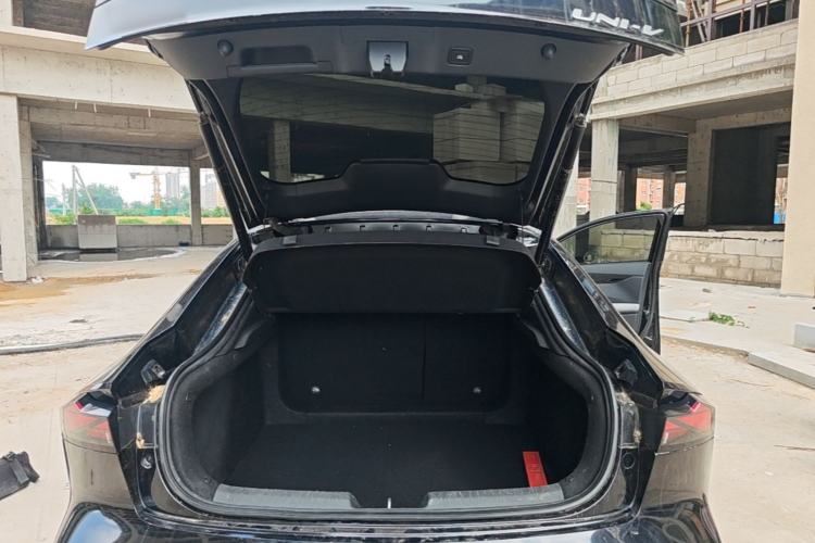 Used CHANGAN UNI-V 2022 1.5T Prestige Version Trunk