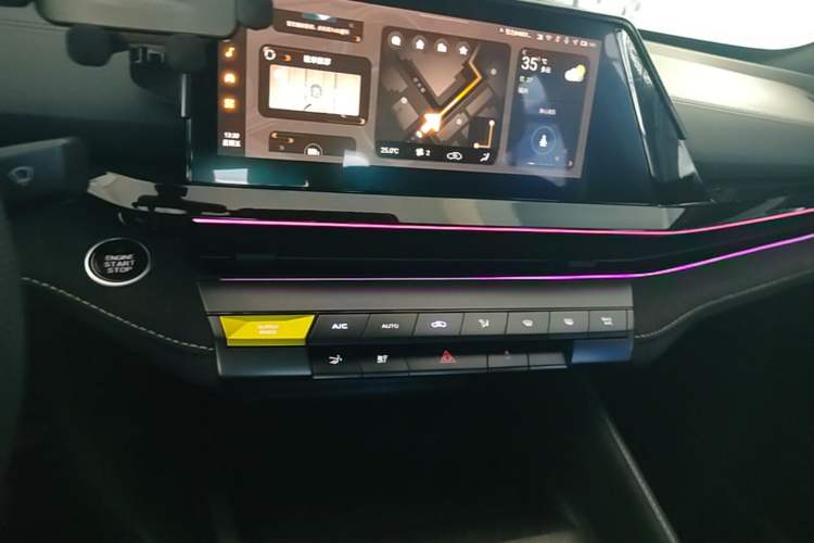 Used CHANGAN UNI-V 2022 1.5T Sport Edition Audio And AC Panel