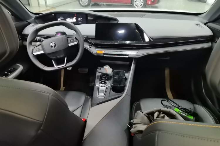 Used CHANGAN UNI-V 2022 1.5T Prestige Version Center Console