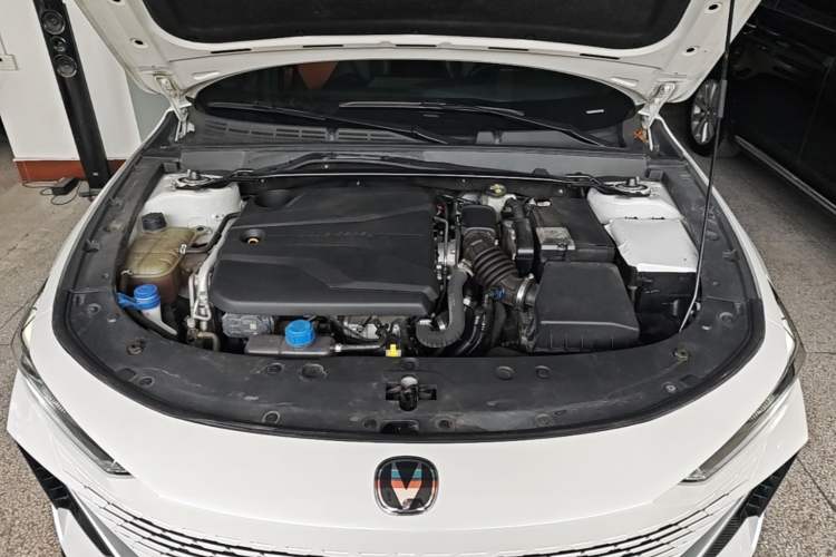 Used CHANGAN UNI-V 2022 1.5T Smart Navigation Version Engine Bay
