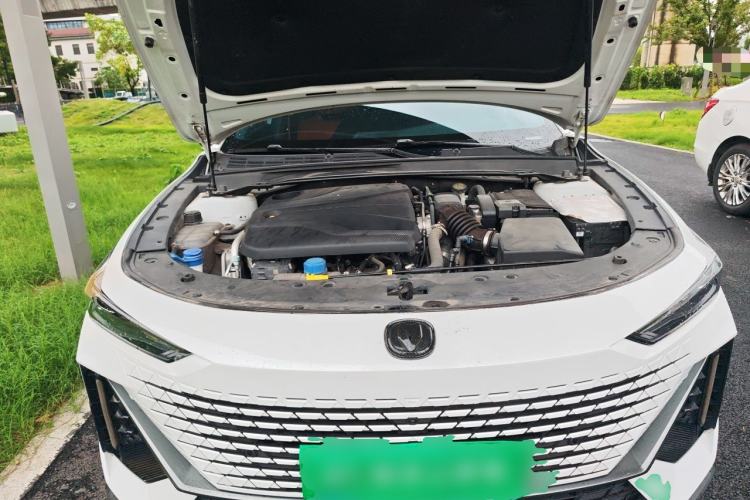 Used CHANGAN UNI-V 2022 1.5T Smart Navigation Version Engine Bay